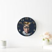 Ruth Bader Ginsburg mit Goldkrone Runde Wanduhr (Zuhause)