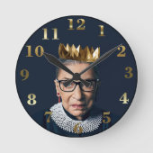 Ruth Bader Ginsburg mit Goldkrone Runde Wanduhr (Vorderseite)