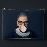 Ruth Bader Ginsburg Pink Bubble gum Zubehörtasche<br><div class="desc">Ruth Bader Ginsburg bläst einen rosa Kaugummi mit dunkelblauem Hintergrund. Dieses Kunstwerk wird von der ikonischen Ruth inspiriert,  die einen Weg für Frauen in der US-Rechtswissenschaft gebahnt hat.</div>