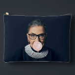 Ruth Bader Ginsburg Pink Bubble gum Zubehörtasche<br><div class="desc">Ruth Bader Ginsburg bläst einen rosa Kaugummi mit dunkelblauem Hintergrund. Dieses Kunstwerk wird von der ikonischen Ruth inspiriert,  die einen Weg für Frauen in der US-Rechtswissenschaft gebahnt hat.</div>
