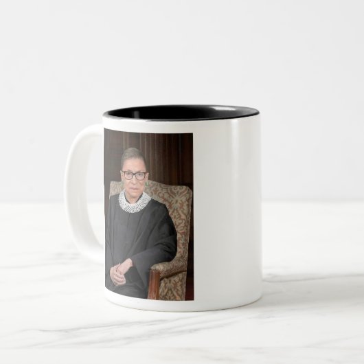 Ruth Bader Ginsburg Portrait Zweifarbige Tasse (Vorderseite Links)