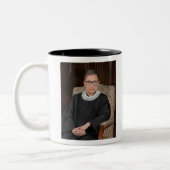 Ruth Bader Ginsburg Portrait Zweifarbige Tasse (Links)