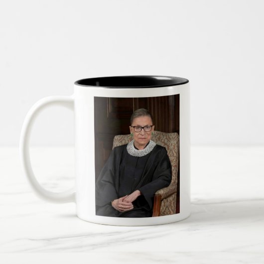 Ruth Bader Ginsburg Portrait Zweifarbige Tasse (Links)