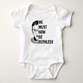 Ruth Bader Ginsburg, wir müssen jetzt rücksichtslo Baby Strampler (Vorderseite)