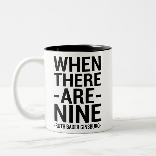 Ruth Bader Ginsburg Zitat "Wenn es neun gibt" Zweifarbige Tasse (Links)