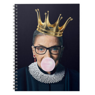 Ruth Ginsburg goldene Krone pustet rosa Kaugummi Notizblock