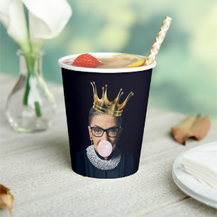 Ruth Ginsburg goldene Krone pustet rosa Kaugummi Pappbecher