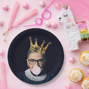 Ruth Ginsburg goldene Krone pustet rosa Kaugummi Pappteller
