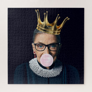 Ruth Ginsburg goldene Krone pustet rosa Kaugummi Puzzle