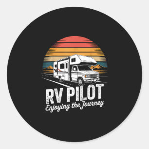 RV-Camping-Camper-RV-Pilot genießt die Reise  Runder Aufkleber