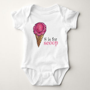 S ist für Scoop Pink Strawberry Ice Cream Cone Baby Strampler