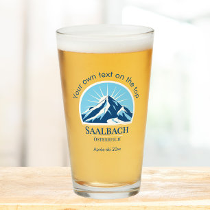 Saalbach Österreich Austria Skigebiet trinkt Bier Glas