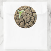 Saatgut in knackter Erde Runder Aufkleber (Tasche)