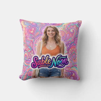 Sable Noon Beauty Pose #1 mit farbenfrohem Hinterg Kissen