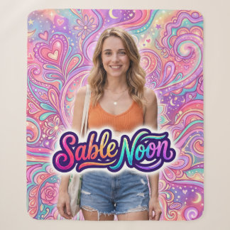 Sable Noon Beauty Pose #1 mit farbenfrohem Hinterg Sherpadecke