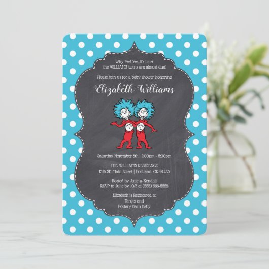 Sache eins zwei | Twins Chalkboard Babydusche Einladung (Stehend Vorderseite)