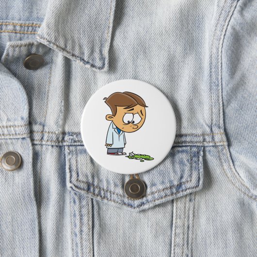 Sad Boy Scientist mit gebrochenem Experiment Button (Beispiel)