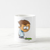 Sad Boy Scientist mit gebrochenem Experiment Kaffeetasse