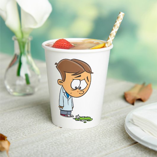 Sad Boy Scientist mit gebrochenem Experiment Pappbecher