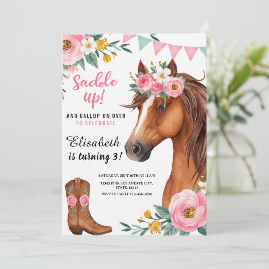 "Saddle Up" Blumenpferd & Cowgirl Stiefel Geburtst Einladung (Stehend Vorderseite)