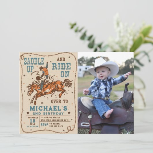 Saddle Up Western Rodeo Cowboy Birthday Foto Einladung (Stehend Vorderseite)