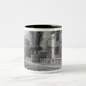 Sadlers Brunnen-Theater, graviert von J. Garner Zweifarbige Tasse (Mittel)