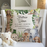 Safari-Kinderzimmer-Geburtsstatistiken für Kleinki Kissen<br><div class="desc">Herzlich willkommen in einer Welt der Abenteuer mit dem Safari Jungle Animals Baby Boy Kinderzimmer Kissen, eine charmante Ergänzung zu seinem ersten Heiligtum. Dieses Kissen bietet eine reizvolle Auswahl an tropischen Wasserfarben und Dschungeltieren und verleiht dem Kinderzimmer ein spielerisches und dennoch ruhiges Ambiente. Personalisieren Sie es mit dem Namen, dem...</div>