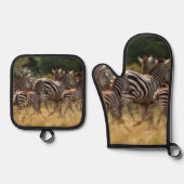 Safari Soirée: Zebra Themed Savanna Splendor Ofenhandschuh & Topflappen-Set (Vorderseite)