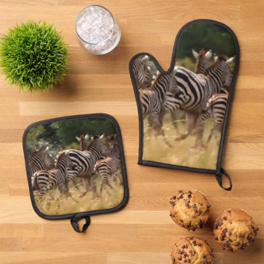 Safari Soirée: Zebra Themed Savanna Splendor Ofenhandschuh & Topflappen-Set (Oben Unten)
