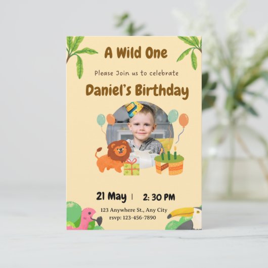 Safari Wild One Photo Jungle Birthday Invitation Einladung (Stehend Vorderseite)