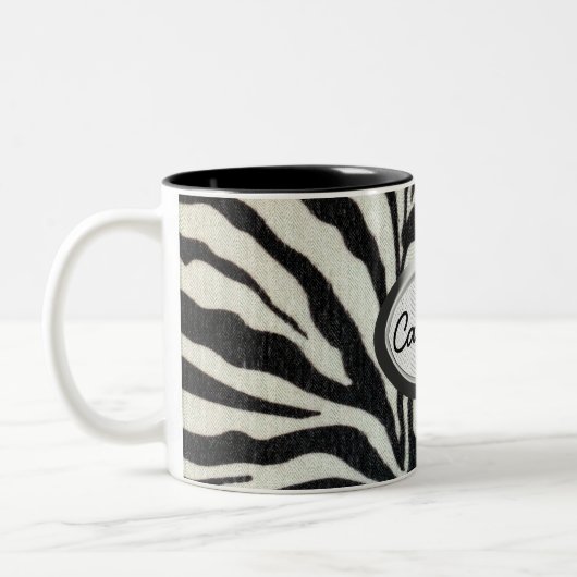 Safarileopard-und Zebra-Druck-Monogramm Zweifarbige Tasse (Links)