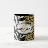 Safarileopard-und Zebra-Druck-Monogramm Zweifarbige Tasse (Mittel)
