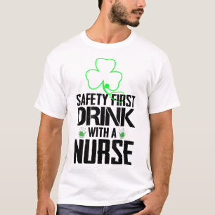 Safety First Drink mit einem Bier Liebhaber St Pat T-Shirt