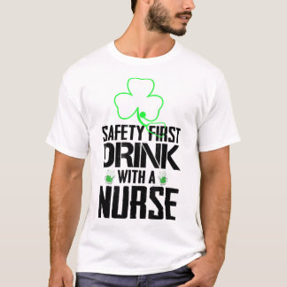 Safety First Drink mit einem Bier Liebhaber St Pat T-Shirt