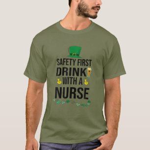 Safety First Drink mit einem Bier Liebhaber St Pat T-Shirt