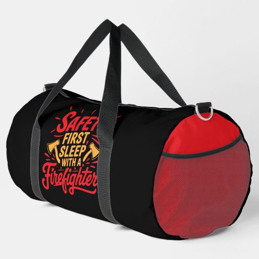 Safety First Sleep With A Firefighter  Duffle Bag (Rechte Ecke)