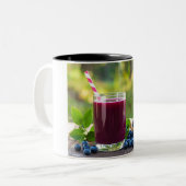 Saft mit Strohhalm Zweifarbige Tasse (Vorderseite Links)