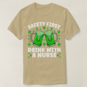Saftey First Drink mit einem Nurse Beer St Patrick T-Shirt (Design vorne)