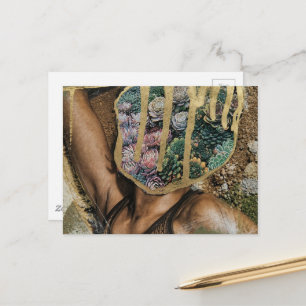 Saftige Frau in Wüsten-Surreal-Kollage-Kunst Postkarte