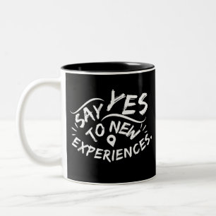 Sag Ja zu neuen Erfahrungen (weißer Text) Zweifarbige Tasse