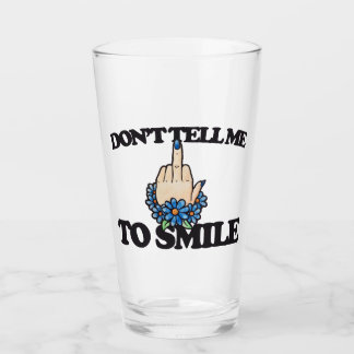 "Sag mir nicht, dass ich lächeln soll" Feminist au Glas