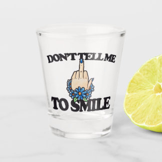 "Sag mir nicht, dass ich lächeln soll" Feminist au Schnapsglas