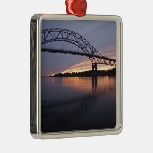 Sagamor Brücke über den Cape Cod Kanal, Silbernes Ornament (Rechts)