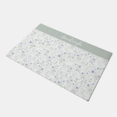 Sage Blue Watercolor Wildflower Monogram Name Fußmatte (Schrägansicht)