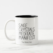 Sage Crystals Meditate Manifest Quote Metaphysisch Zweifarbige Tasse (Links)