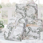 Sage Eukalyptus Wedding Add Names & Congratulation Geschenkpapier<br><div class="desc">Ein schlauer grüner Hochzeitspapier mit einem Salbeieukalyptuskranz mit blütiger Rose und weißen Blume über schlaue grüne Wasserfarben wäscht mit den Namen der Braut und des Bräutigams und dem numerischen Hochzeitstag und dem Wort "Glückwunsch".</div>