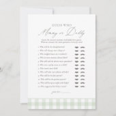 Sage Gingham Baby Shower Ratet, wer Mama oder Papa Einladung (Vorderseite)