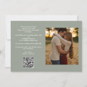 Sage Green 2 Foto Elegantes Skript Hochzeit QR Cod Save The Date (Rückseite)