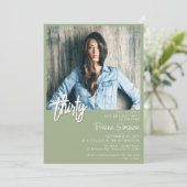 Sage Green 30. Geburtstag Foto Einladung (Stehend Vorderseite)