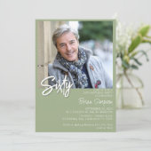 Sage Green 60. Geburtstag Foto Einladung (Stehend Vorderseite)